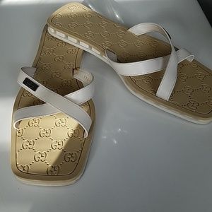 Gucci White and Tan Sandals size 7.5🔥❤️.